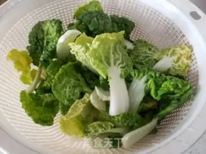 Make Yellow cabbage fried sausage step 1