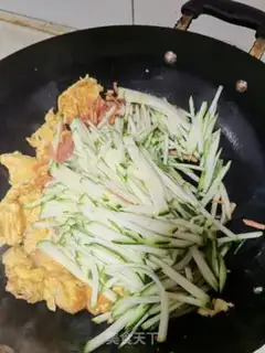 Make Eggs, red and green step 3