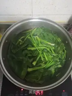 Make Spinach beefball soup step 1