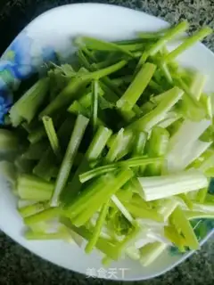 Make Celery fried meat step 0
