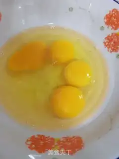 Make Garlic fried eggs step 1