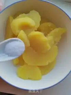 Make Cheese-cracked potatoes step 1
