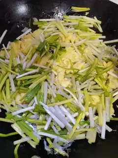 Make Garlic fried eggs step 5