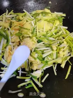 Make Garlic fried eggs step 6