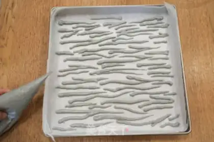 Make Tiger-skinned cream cake rolls step 8