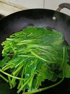 Make Soy sauce, spinach step 1