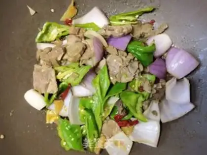 Make Sprinkled onion fried lamb step 11