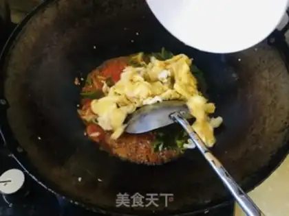 Make Potato pepper fried eggs step 10