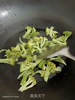 Make Garlic squid and blue flowers step 0
