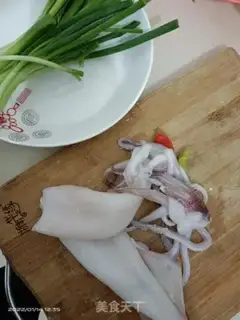 Make Garlic squid and blue flowers step 1