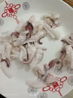 Make Garlic squid and blue flowers step 2
