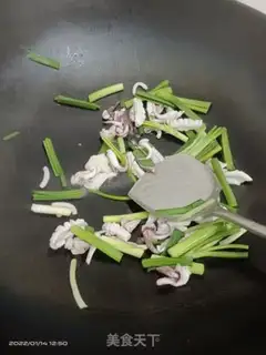 Make Garlic squid and blue flowers step 3