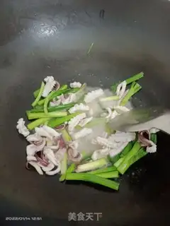 Make Garlic squid and blue flowers step 4