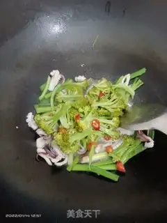 Make Garlic squid and blue flowers step 5