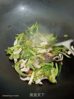 Make Garlic squid and blue flowers step 6