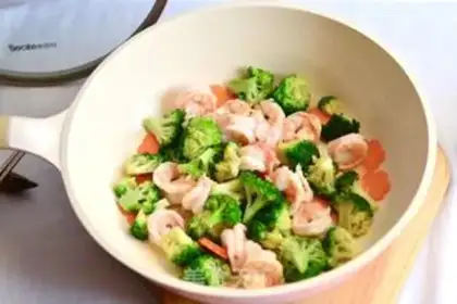 Make Shrimp fried broccoli step 1