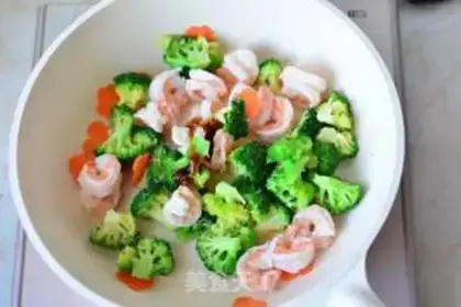 Make Shrimp fried broccoli step 2