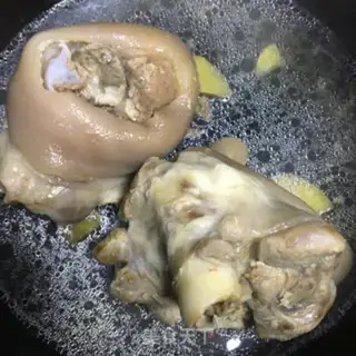 Make Chestnut burning pig elbows step 0
