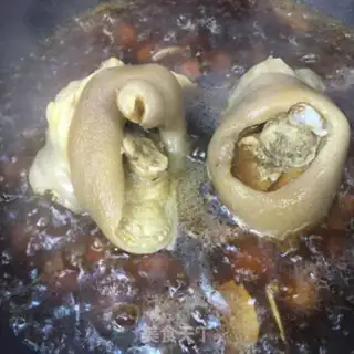 Make Chestnut burning pig elbows step 3