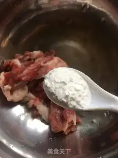 Make Onion fried lamb step 1