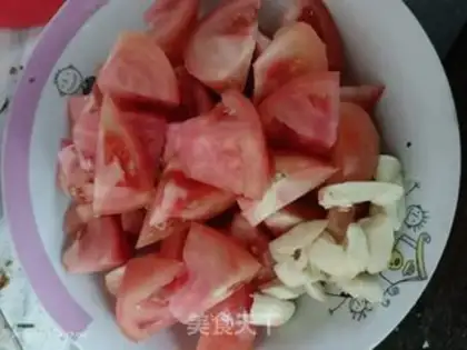 Make Tomato fried eggs step 1