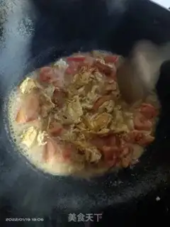 Make Tomato fried eggs step 4