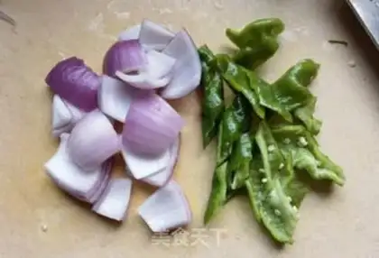 Make Cream pepper onion fried eggs step 0
