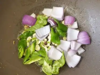 Make Cream pepper onion fried eggs step 5