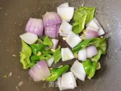 Make Cream pepper onion fried eggs step 6