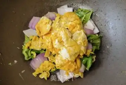 Make Cream pepper onion fried eggs step 7