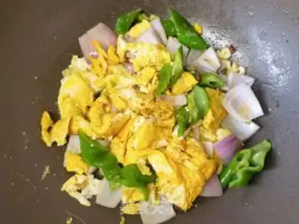 Make Cream pepper onion fried eggs step 8