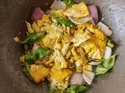 Make Cream pepper onion fried eggs step 9