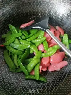 Make Dutch beans, hot dogs step 2