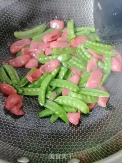 Make Dutch beans, hot dogs step 3