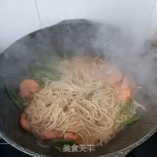 Make Bean to shrimp noodles step 13