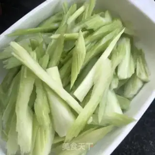 Make Celery fried dry step 1