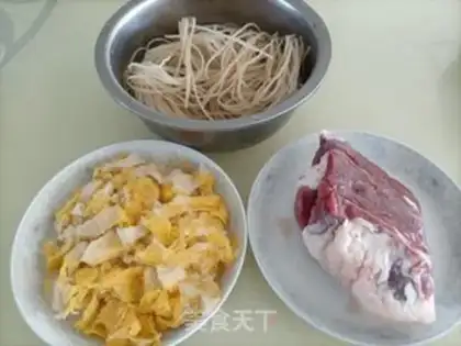 Make Sour sauce and lamb soup step 0