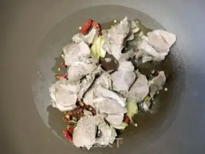 Make Sprinkled onion fried lamb step 4