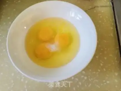 Make Potato pepper fried eggs step 1