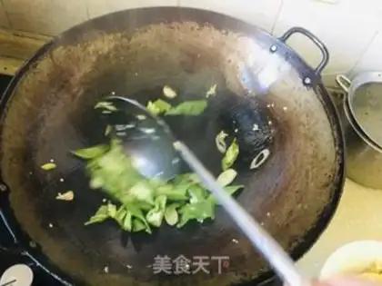Make Potato pepper fried eggs step 6