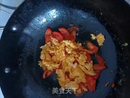 Make Tomato eggs and sausage powder step 2