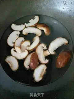 Make Garlic mushroom fried eggs step 3