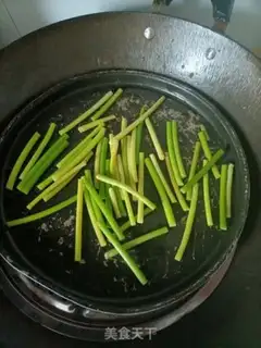 Make Garlic mushroom fried eggs step 5