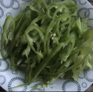 Make The green pepper makes sichuan meat step 1