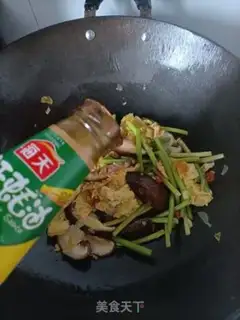 Make Garlic mushroom fried eggs step 13