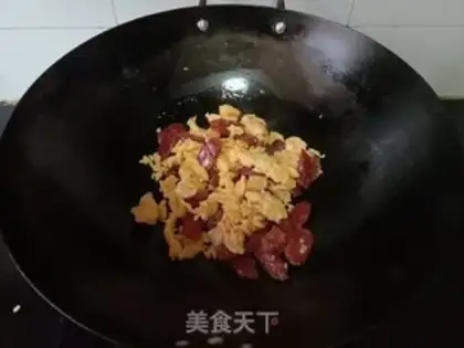Make Eggs fried with broad sausages step 4