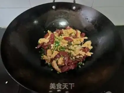 Make Eggs fried with broad sausages step 5