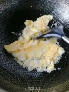 Make Scrambled eggs step 1