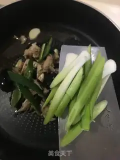 Make Pyramid garlic and fried chicken step 5