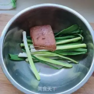 Make Garlic sprouts back to the pot step 0